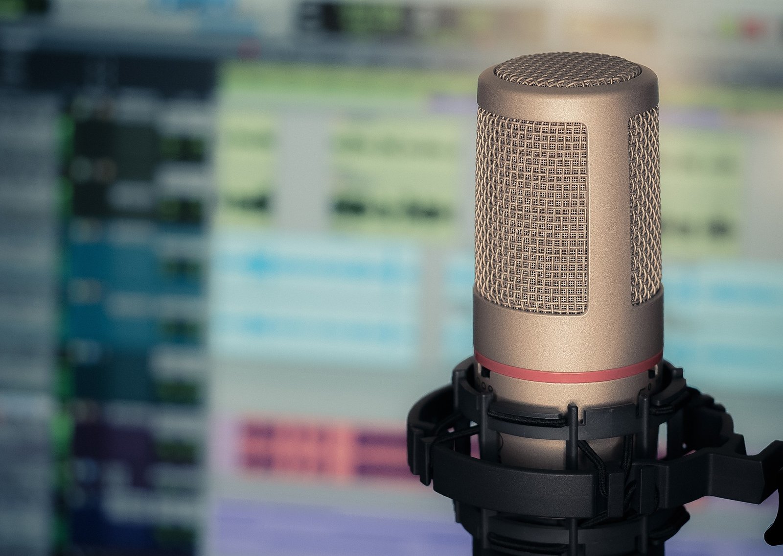 Best podcast hosting site options for free or paid